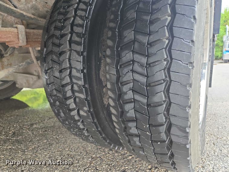 image for item EM7472 2005 Ford F550  utility / service truck