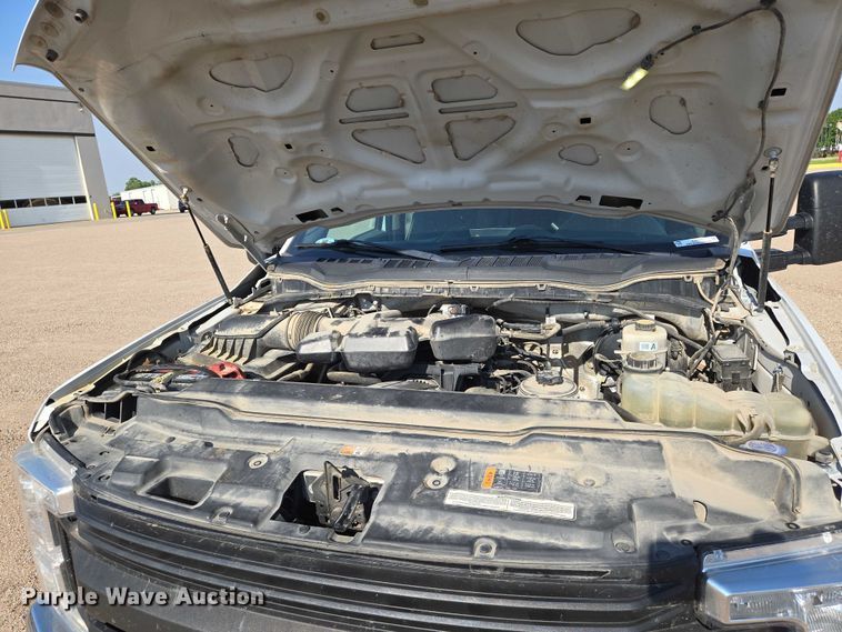 image for item EN8071 2019 Ford F250 Super Duty XL Crew Cab pickup truck