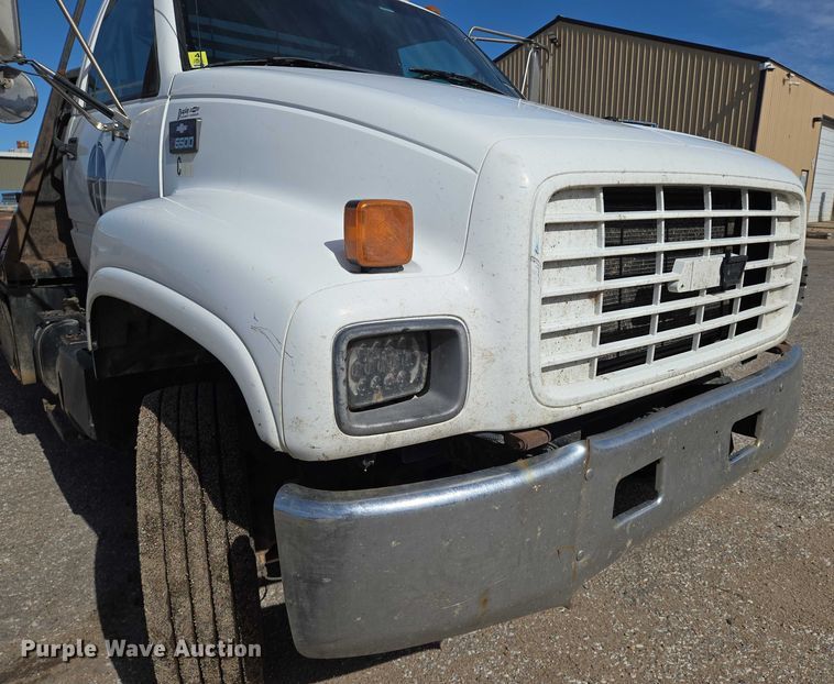image for item EO0838 2000 Chevrolet C6500 flatbed truck