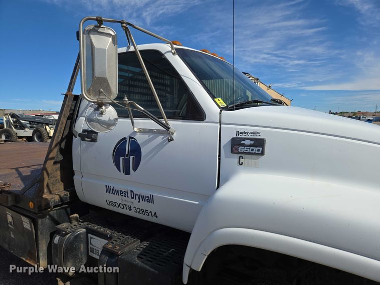 image for item EO0838 2000 Chevrolet C6500 flatbed truck