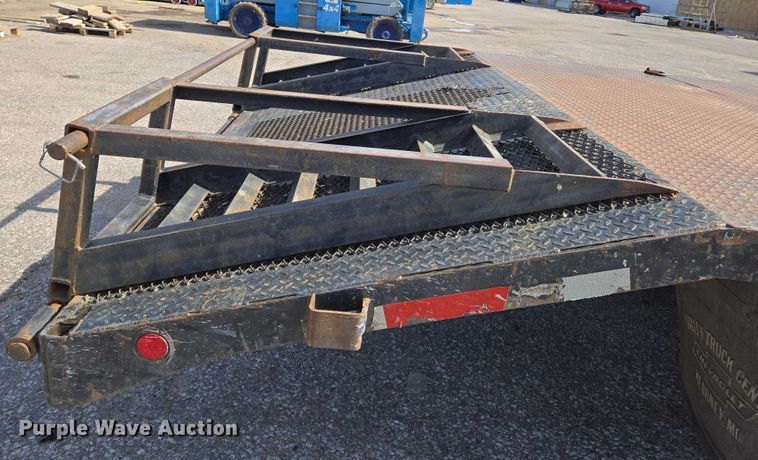 image for item EO0838 2000 Chevrolet C6500 flatbed truck