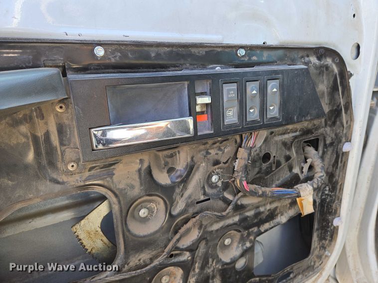 image for item EO0838 2000 Chevrolet C6500 flatbed truck