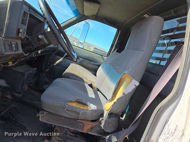 image for item EO0838 2000 Chevrolet C6500 flatbed truck