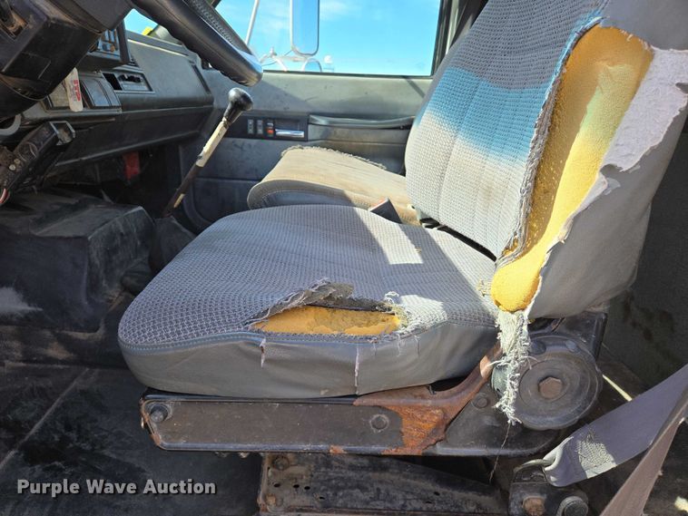 image for item EO0838 2000 Chevrolet C6500 flatbed truck