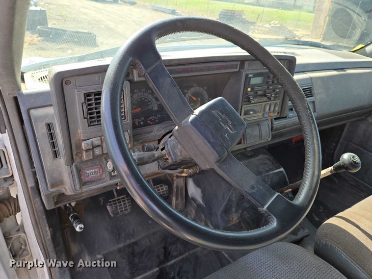 image for item EO0838 2000 Chevrolet C6500 flatbed truck