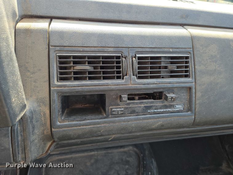 image for item EO0838 2000 Chevrolet C6500 flatbed truck