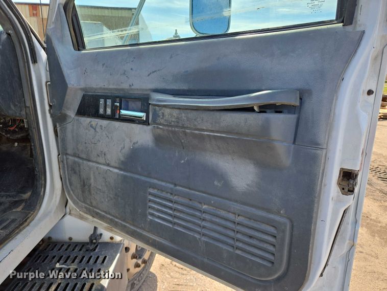 image for item EO0838 2000 Chevrolet C6500 flatbed truck