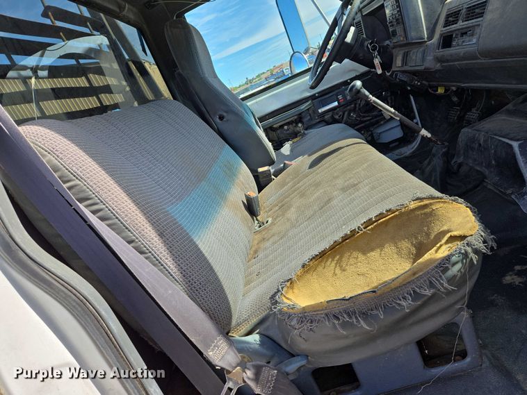 image for item EO0838 2000 Chevrolet C6500 flatbed truck