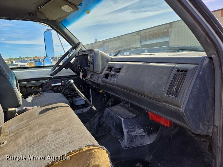 image for item EO0838 2000 Chevrolet C6500 flatbed truck