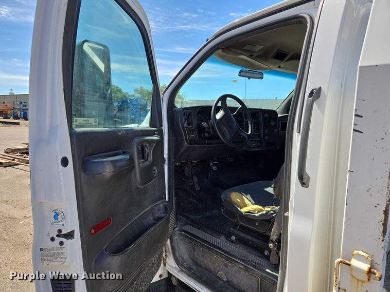 image for item EO0840 2005 Chevrolet  C4500 flatbed truck