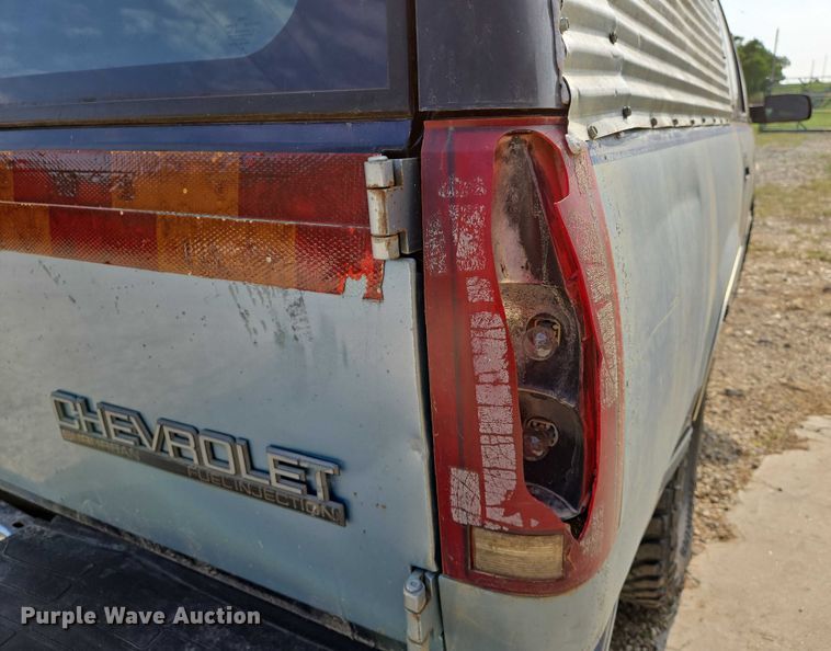 image for item EO0932 1993 Chevrolet Suburban K1500 SUV