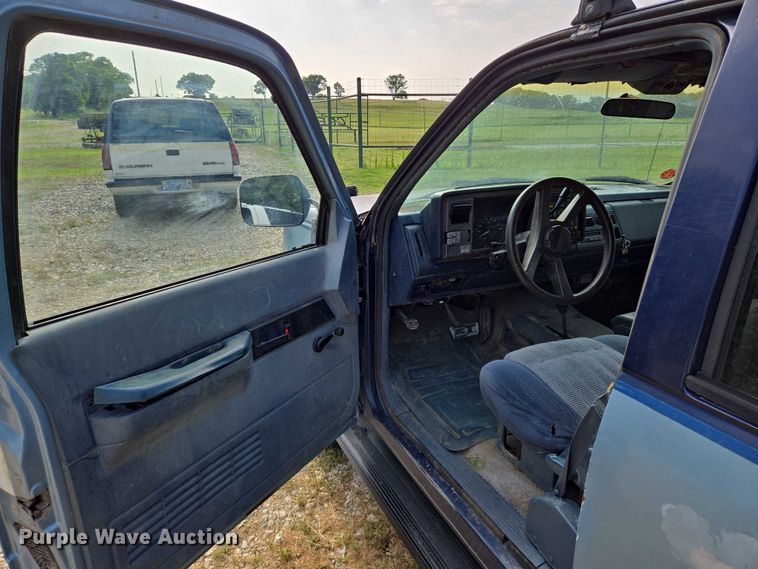 image for item EO0932 1993 Chevrolet Suburban K1500 SUV