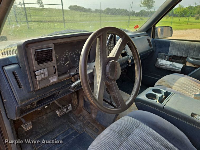 image for item EO0932 1993 Chevrolet Suburban K1500 SUV