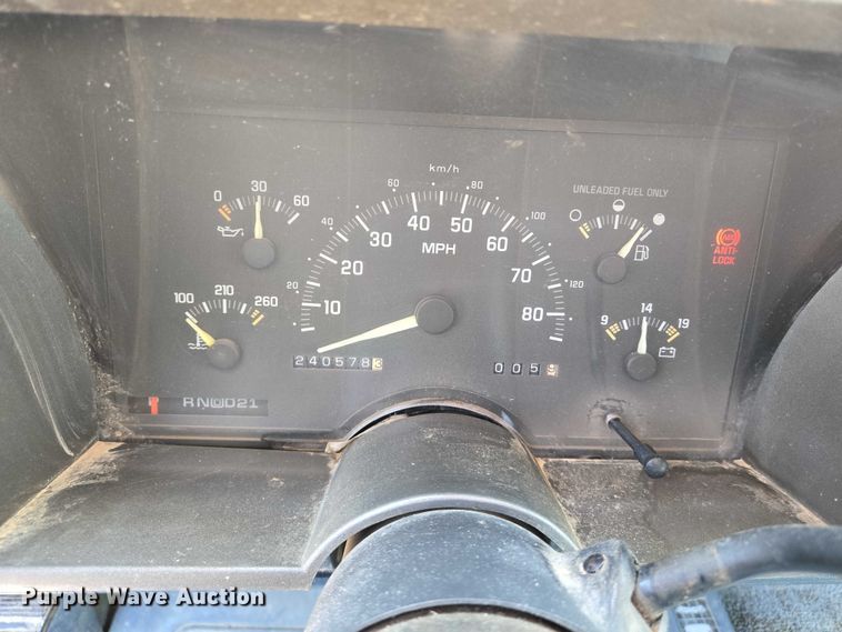 image for item EO0932 1993 Chevrolet Suburban K1500 SUV