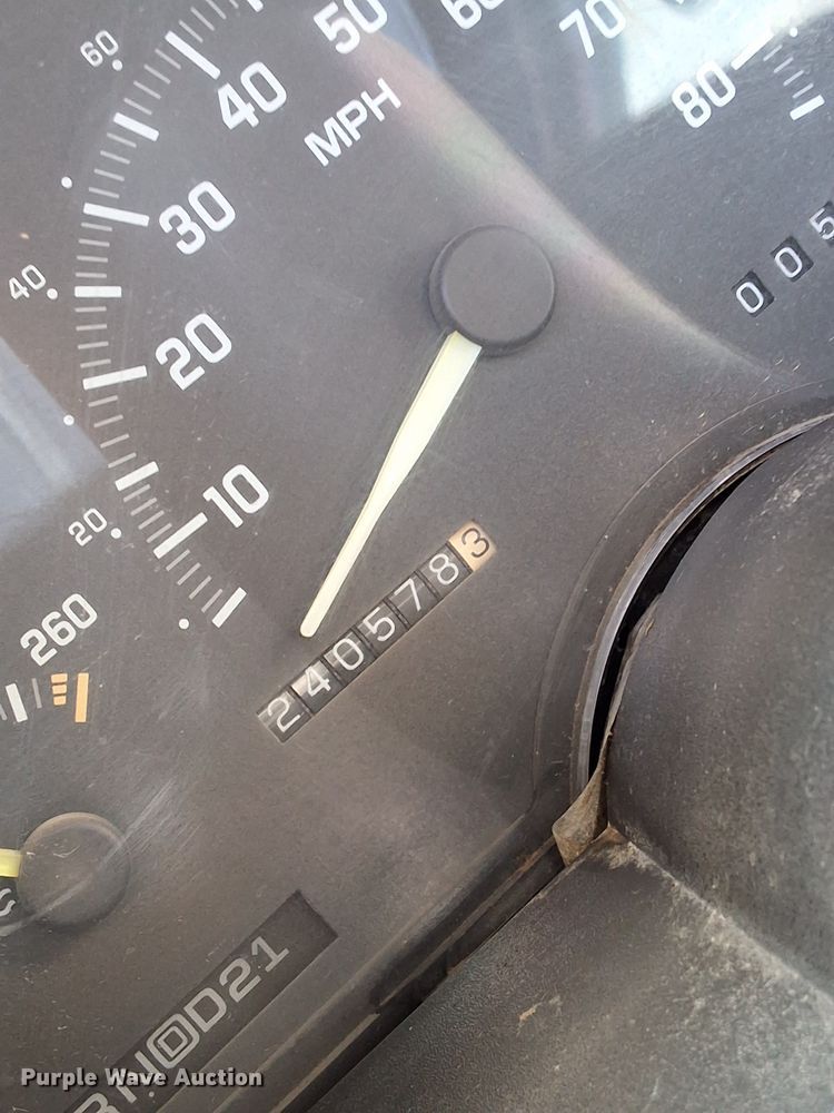 image for item EO0932 1993 Chevrolet Suburban K1500 SUV