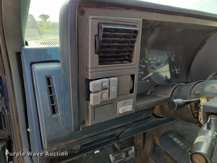 image for item EO0932 1993 Chevrolet Suburban K1500 SUV