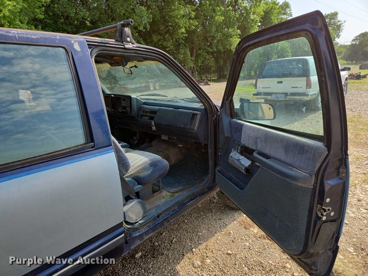 image for item EO0932 1993 Chevrolet Suburban K1500 SUV