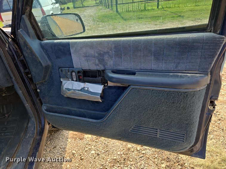 image for item EO0932 1993 Chevrolet Suburban K1500 SUV