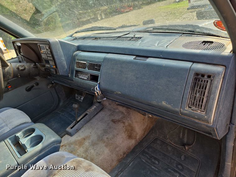 image for item EO0932 1993 Chevrolet Suburban K1500 SUV