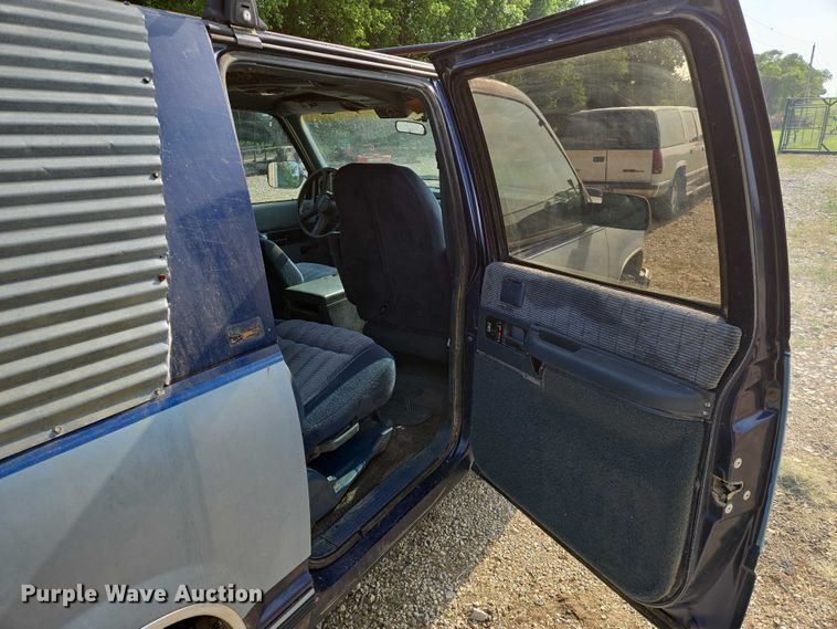image for item EO0932 1993 Chevrolet Suburban K1500 SUV