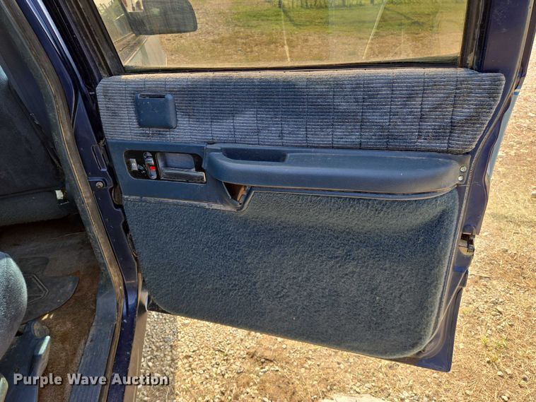 image for item EO0932 1993 Chevrolet Suburban K1500 SUV