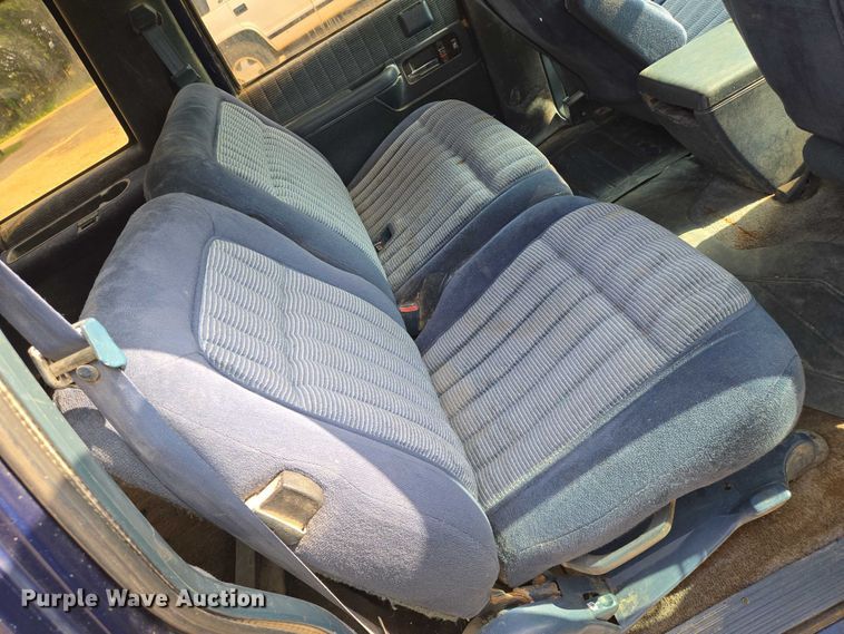 image for item EO0932 1993 Chevrolet Suburban K1500 SUV