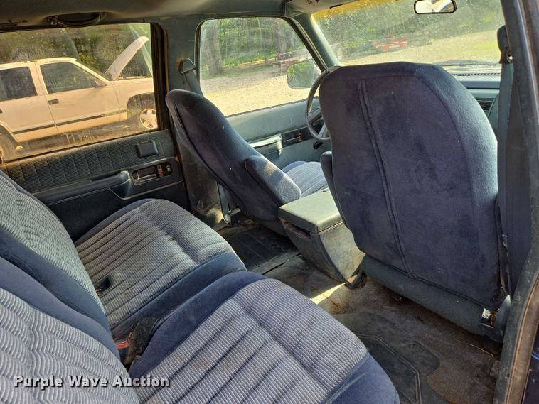 image for item EO0932 1993 Chevrolet Suburban K1500 SUV