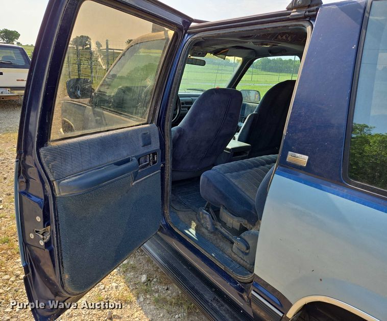 image for item EO0932 1993 Chevrolet Suburban K1500 SUV