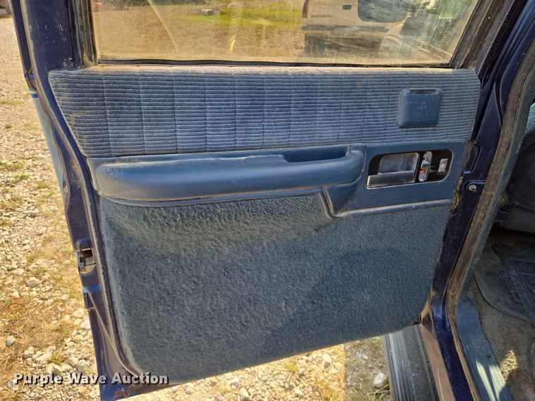 image for item EO0932 1993 Chevrolet Suburban K1500 SUV