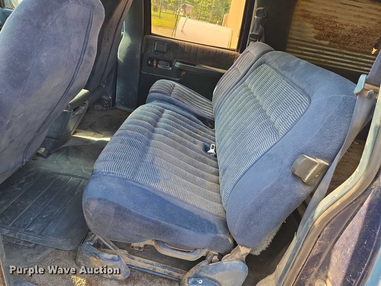 image for item EO0932 1993 Chevrolet Suburban K1500 SUV