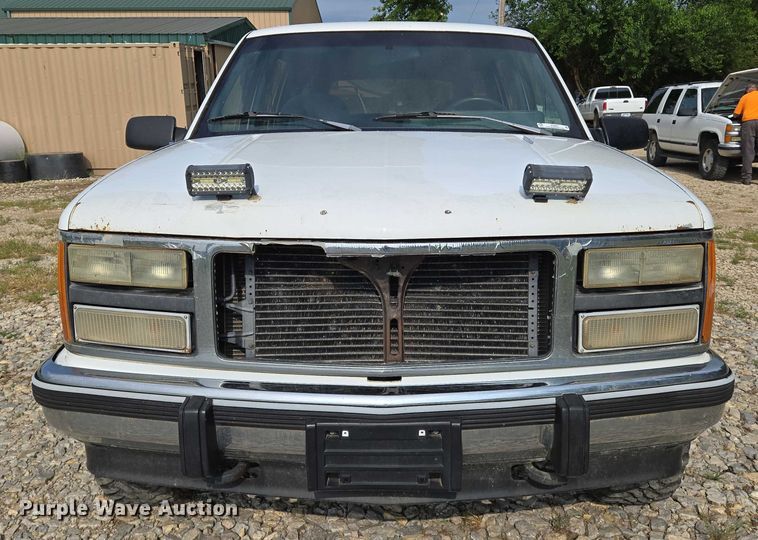 image for item EO0933 1992 GMC Suburban SUV