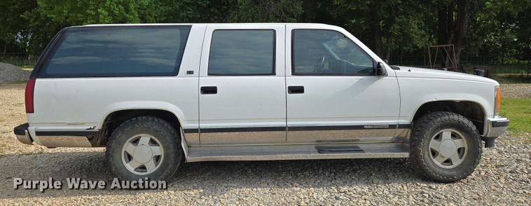 image for item EO0933 1992 GMC Suburban SUV