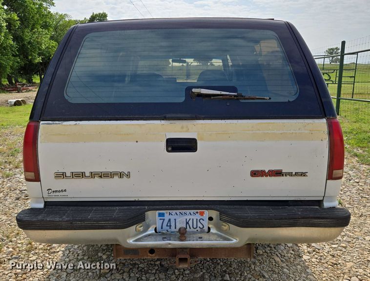 image for item EO0933 1992 GMC Suburban SUV