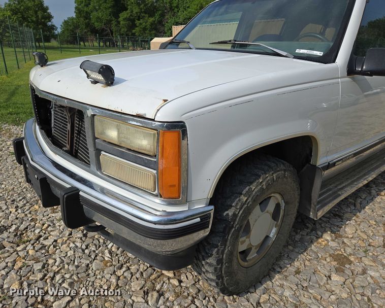 image for item EO0933 1992 GMC Suburban SUV