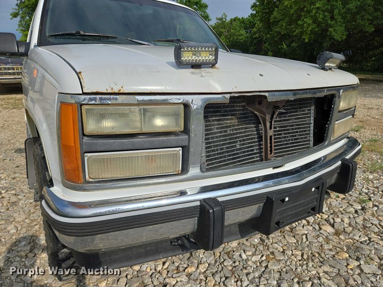 image for item EO0933 1992 GMC Suburban SUV