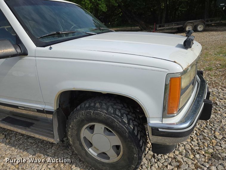 image for item EO0933 1992 GMC Suburban SUV