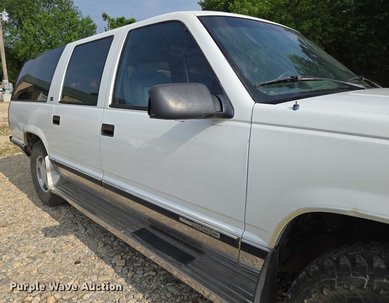image for item EO0933 1992 GMC Suburban SUV