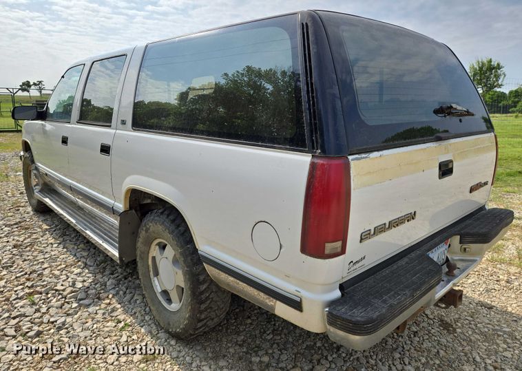 image for item EO0933 1992 GMC Suburban SUV