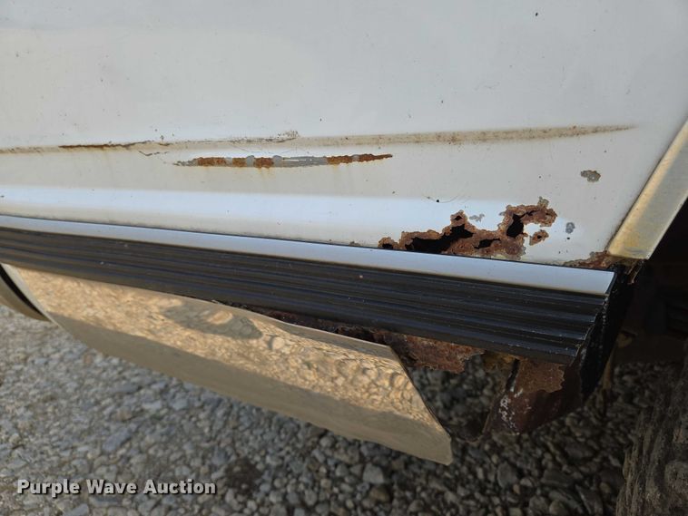 image for item EO0933 1992 GMC Suburban SUV