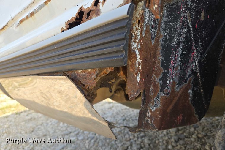 image for item EO0933 1992 GMC Suburban SUV