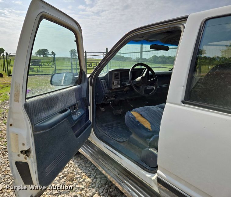 image for item EO0933 1992 GMC Suburban SUV