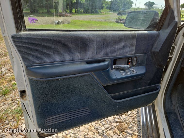 image for item EO0933 1992 GMC Suburban SUV