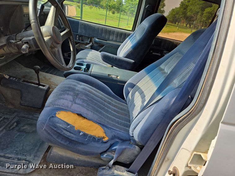 image for item EO0933 1992 GMC Suburban SUV