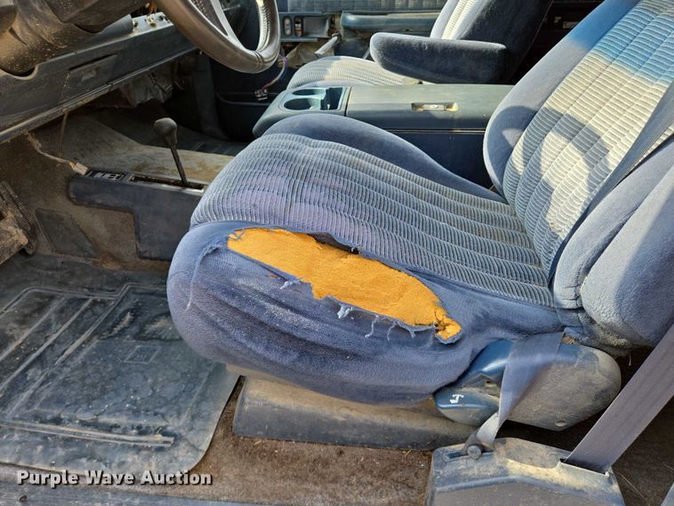 image for item EO0933 1992 GMC Suburban SUV