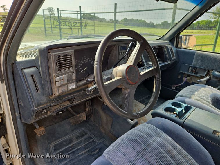 image for item EO0933 1992 GMC Suburban SUV