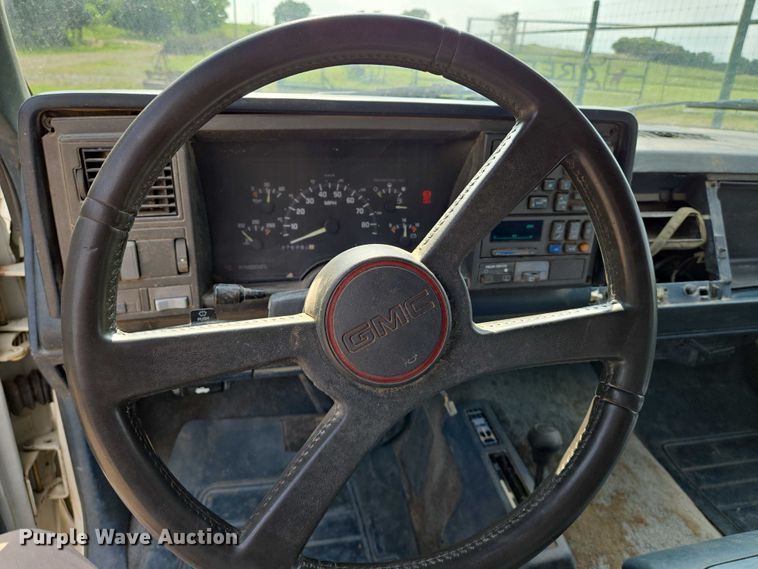 image for item EO0933 1992 GMC Suburban SUV