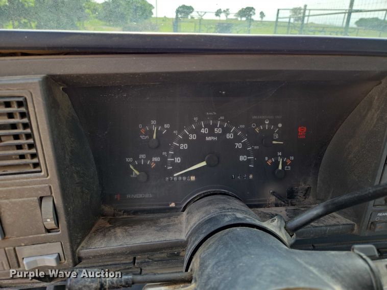 image for item EO0933 1992 GMC Suburban SUV