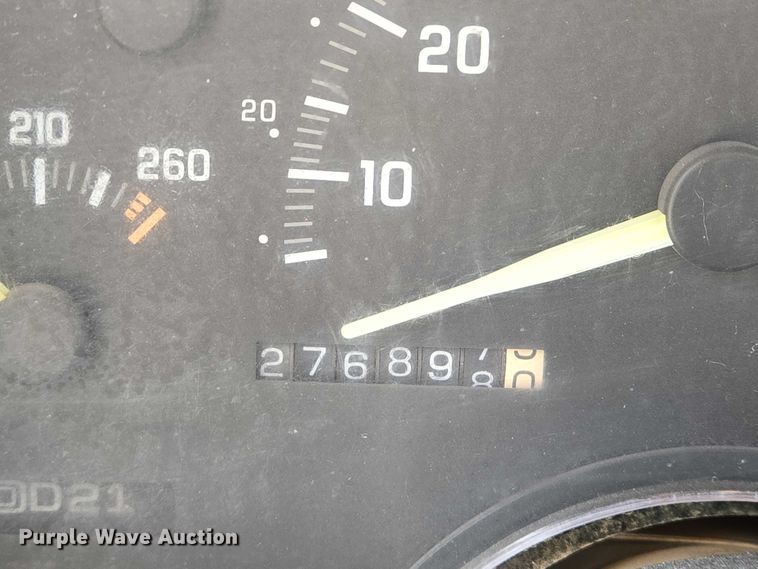 image for item EO0933 1992 GMC Suburban SUV