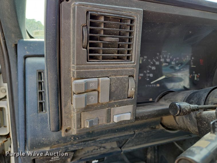 image for item EO0933 1992 GMC Suburban SUV