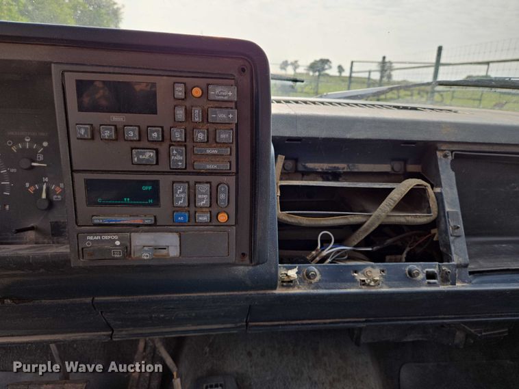 image for item EO0933 1992 GMC Suburban SUV